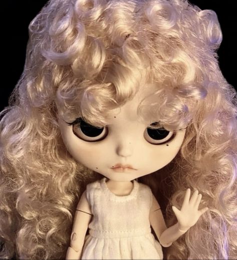 blonde curly hair blythe doll Curly Hair Blythe Doll, Blythe Doll Curly Hair, Blonde Blythe Doll, Curly Doll Hair, Me Core, Bronde Hair, Blonde Curly Hair, Wavy Curly Hair, Yellow Hair