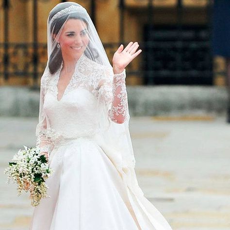 How-to-wear-a-Veil-with-Tiara-500x500 Bridal Birdcage Veil- 20 Best Ideas on How to Wear Cage Veil Alexander Mcqueen Wedding Dresses, Weird Wedding Dress, Kate Middleton Wedding Dress, Wedding Skin, Most Expensive Dress, Wedding Day Dresses, Bridal Birdcage Veils, Kate Middleton Wedding, Crazy Wedding