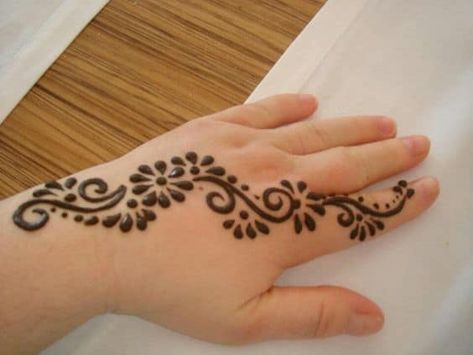 50 Easy And Simple Mehndi Designs For Beginners Step By Step! Small Henna Designs, Henne Tattoo, Simple Henna Designs, Small Henna, Tato Henna, Henna Tattoo Designs Hand, Simple Henna Tattoo, Beginner Henna Designs, Mehndi Designs For Kids