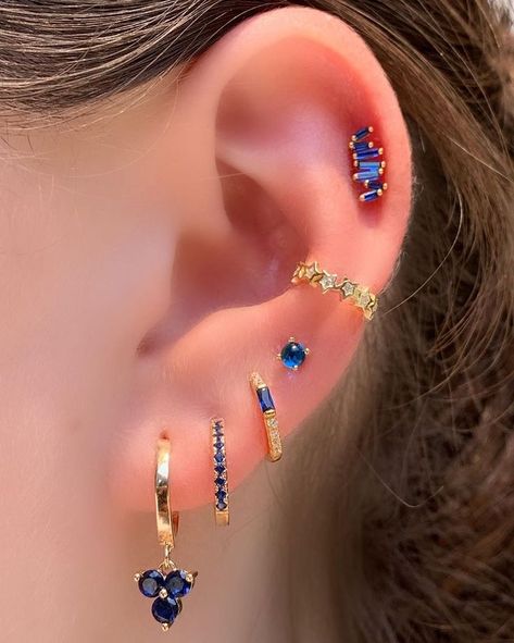 Ear Piercing Ideas Colorful, 4 Earring Stack, Colorful Ear Piercings, Ear Piercing Jewelry Ideas, Gold Ear Piercings Aesthetic, Cuff Piercings, Ear Piercing Styling, Ear Piercings Gold, Piercing Party