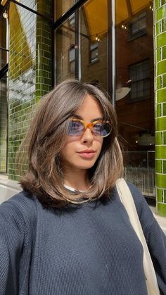 90s Style Bob Hair, Rachel Green Inspired Haircut, New Haircut Aesthetic, Short To Medium Haircuts Thick Hair, Brunette 90s Haircut, Straight Bob Haircut Thick Hair, 90s Layer Haircut Short, Hairstyle Bob Medium, Latina Lob Haircut