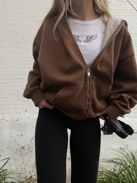 Brown Sweatshirts Outfits, Winter Outfits Brandy Melville, Brandy Zip Up Hoodie Outfit, Brandy Sweatshirt, Brandy Melville Outfits Aesthetic, Brandy Melville Fits, Brandy Melville Style, Brandy Melville Aesthetic, Brandy Melville Jacket