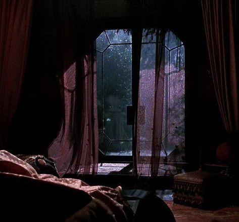 Vampire Gif Aesthetic, Dracula Bedroom, Vampire Aesthetic Gif, Dark Vampire Aesthetic, Dracula Gif, Vampire Gif, Dracula 1992, Victorian Vampire, Dracula Castle