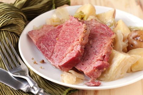 Slow-Cooker Corned Beef & Cabbage Dutch Oven Corned Beef, Beef Spaghetti, Crock Pot Corned Beef, Crock Pot Corn, Beef Macaroni, Macaroni Recipe, Slow Cooker Corned Beef, I Heart Recipes, Irish Recipes Traditional