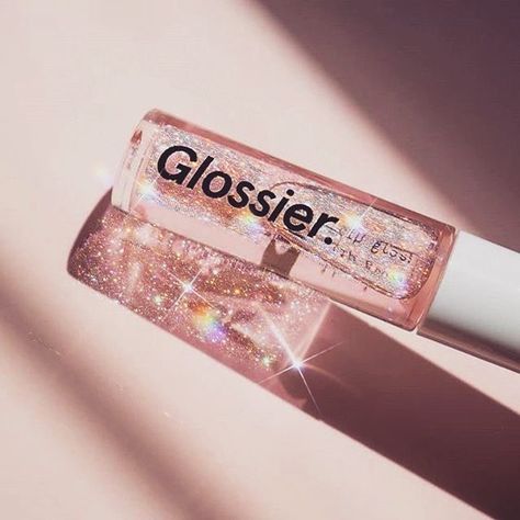 ❥𝐹𝑜𝓁𝓁𝑜𝓌 𝒻𝑜𝓇 𝓈𝑜𝓂𝑒 𝒶𝓂𝒶𝓏𝒾𝓃𝑔 𝓅𝒾𝓃𝓈 𝓍�𝑜♡ 💓💓💓 Arte Glitter, Glossier Lip, Balzam Na Pery, Fotografi Urban, Glossier Lip Gloss, Lip Gloss Collection, Gloss À Lèvres, Gloss Labial, Pink Photo