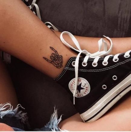 Punk Tattoo Grunge, Tattoo Duo, Tumblr Tattoo, Tattoo Sonne, Skull Ideas, Punk Tattoo, Simple Skull, Grunge Tattoo, Shape Tattoo