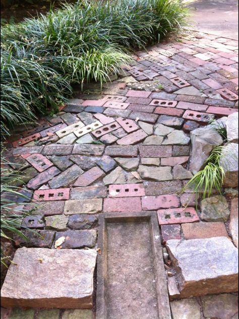 Random brick and stone path Diy Garden Walkway, Garden Walkway Ideas, Walkway Design Ideas, Green Wall Garden, House Brick, Brick Garden Edging, Stone Garden Paths, Brick Patterns Patio, Brick Pathway