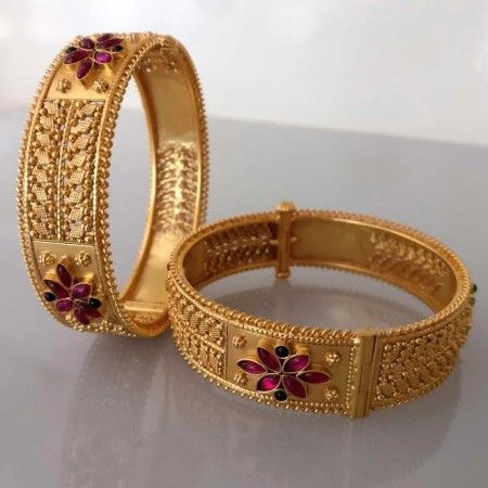 Gold Bangles Design - Fashion Beauty Mehndi Jewellery Blouse Design Gold Bangle Designs, Gold Kangan, Gold Bangles For Women, Gold Jewelry Outfits, Antique Gold Jewelry Indian, Gold Bangle Set, Antique Jewellery Designs, Antique Bridal Jewelry, Gold Jewelry Stores