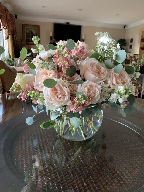 Bubble bowl full of peach and white stock and garden roses. Peach Rose Arrangements, Garden Rose Flower Arrangements, White Pink Peach Flower Arrangement, Garden Roses Arrangement, Simple Pink Floral Arrangements, Birthday Floral Arrangements Bouquets, 60th Birthday Flowers Arrangements, Flower Bouquet Table Decoration, Flower Arrangements Anniversary