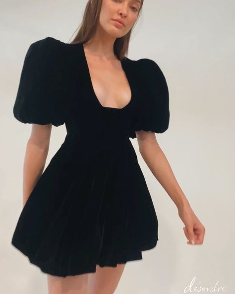 Désordre on Instagram: “So beautiful you want to hang it on the wall. Fashion is Art.” Lbd Outfit Classy, Lbd Outfit, Velvet Mini Dress, Puffed Sleeves Dress, Mini Velvet Dress, Yohji Yamamoto, Looks Style, Velvet Dress, Dress Materials