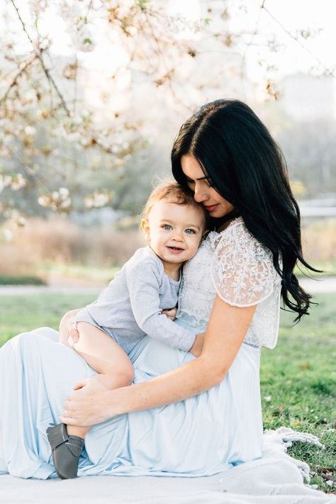 Mother Carrying Her Beautiful Daughter - Mother Daughter Love - Mother Daughter - MomCanvas Mom And Baby Poses Photo Ideas, Mom Baby Photoshoot, Mom And Baby Poses, Mommy Daughter Photos, Mother Baby Photography, Mother Daughter Photoshoot, Baby Mommy, Mommy And Me Photo Shoot, Mother Daughter Photos