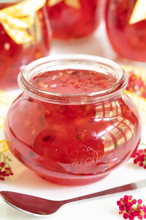 Plum Jam Recipes, Pepper Jelly Recipes, Hot Pepper Jelly, Plum Recipes, Chilli Jam, Homemade Jelly, Homemade Crackers, Plum Jam, Pepper Jelly