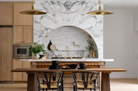 Marble Hood, Kitchen Color Combos, Dwell Kitchen, Modern Spanish Style, Luxurious Kitchens, Soft Kitchen, Kitchen Fan, Natural Wood Kitchen, Marble Kitchen