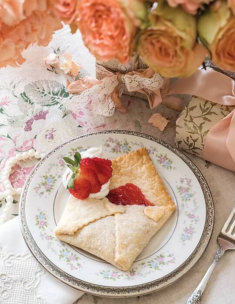 Seedless Strawberry, Whipped Cream Strawberry, Strawberry Puff Pastry, Valentine Recipes, Pink Food, Strawberry Preserves, Sweetened Whipped Cream, Valentine's Ideas, Strawberry Slice