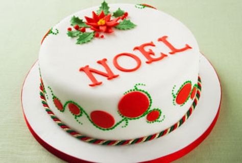 Poinsettia Christmas cake - 40 Christmas cake ideas Christmas Cake Decorations Fondant, Christmas Cake Designs Simple, Xmas Cake Decorating Ideas, Easy Christmas Cake Designs, Cake Designs Simple, Xmas Cake Decorating, Easy Christmas Cake Recipe, Cake Frosting Designs, Easy Christmas Cake