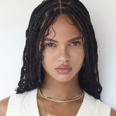 Brazilian Hairstyles, Quinn Aesthetic, Juliana Nalu, Sleek Straight Hair, Voluminous Curls, Texturizer On Natural Hair, Zoe Saldana, Box Braids Hairstyles, Braids For Black Hair