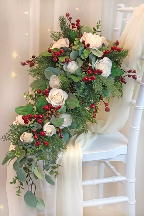 50 Best Winter Wedding Ideas for 2022 | Emmaline Bride Bridal Bouquet Winter, Winter Wedding Trends, Brides Flowers, Christmas Wedding Bouquets, Christmas Wedding Flowers, Future Christmas, Christmas Queen, Christmas Wedding Themes, Winter Bridal Bouquets