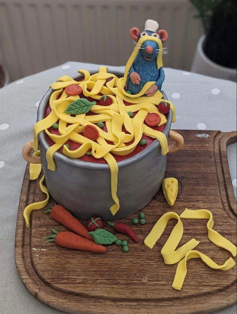 Ratatouille Remy Rat Decorated Cake Funny Animal Spaghetti Pasta Disney Pixar Fondant Cakes Ideas, Remy Cake, Ratatouille Cake, Ratatouille Birthday Party, Ratatouille Remy, Pasta Cake, Sculpted Cakes, Cute Baking, Cake Craft