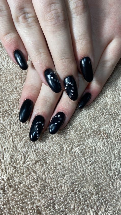 Black nails with rhinestones for nail art - stones making a heart Black Almond Nails With Gems, Black Stiletto Nails With Rhinestones, Nails Almond Bright, Funky Nails Almond, Black Nails With Gems, Black Nails With Rhinestones, Fun Nail Art Designs, Easter Nail Art Ideas, Nails Inspiration Black