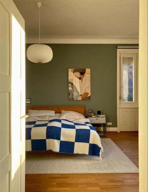 Eclectic Bedroom, Green Walls, Style Deco, Apartment Decor Inspiration, Apartment Inspiration, Room Inspiration Bedroom, Dream House Decor, Apartment Interior, Minimalist Bedroom