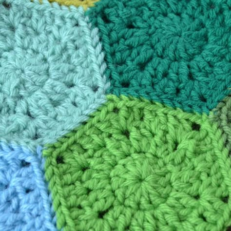 Crochet in Color ~ Hexagon: free pattern Hexagon Crochet, Crocheted Squares, Temperature Blanket, Crochet Blanket Afghan, Cozy Crochet, Crochet Hexagon, Crochet Blocks, Crochet Granny Square, Crochet Patterns Free Blanket