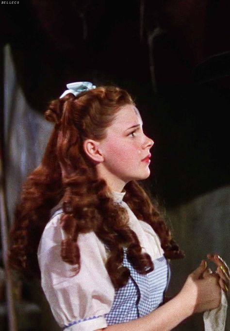 judy garland The Wizard Of Oz Dorothy, Judy Garland Dorothy, Judy Garland Wizard Of Oz, Dorothy The Wizard Of Oz, Dorothy Wizard Of Oz Aesthetic, Wizard Of Oz Dorothy, Dorothy Aesthetic, Dorothy Gale Aesthetic, Dorothy Makeup Wizard Of Oz