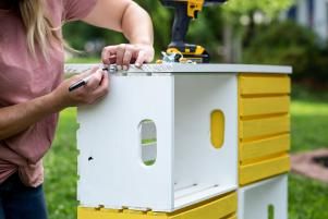 Portable Lemonade Stand, Lemonade Stand For Kids, How To Paint Wooden Crates, Kids Lemonade Stands, Diy Candy Bar, Diy Lemonade Stand, Kids Lemonade, Diy Lemonade, Drink Stand