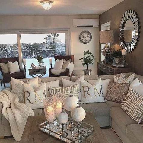 We're loving this white, silver and gold cozy living room decor #livingroom #decor Hygge Living Room, Silver Living Room, Furnitur Ruang Keluarga, Hygge Living, Interior Design Minimalist, Gold Living, Gold Living Room, Glam Living Room, Versace Home