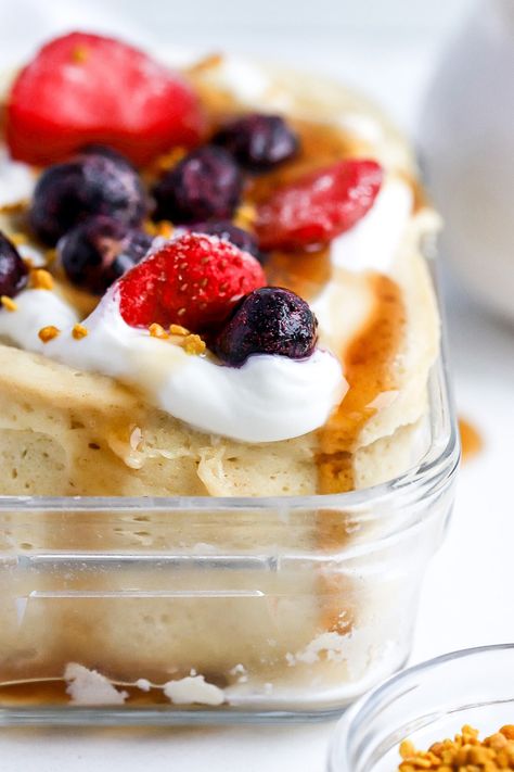 close up shot of the protein pancake bowl with berries and syrup Pancake Bowl, Protein Pancake Mix, Pancake Bites, Family Brunch, Small Microwave, Keto Pancakes, Homemade Breakfast, Food Breakfast, Banana Slice