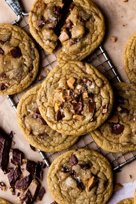 Brown Butter Heath Bar Cookies are incredibly delicious and addicting! They are so chewy, buttery and soft with chunks of chocolatey, English toffee Heath bar in every bite! Easy to make brown butter enhances the flavor by bringing a nutty, caramel like flavor to the dough. These cookies are a must make!! Heath Bar Dessert, Heath Cookies, Heath Bar Cookies, Heath Bar, Make Brown, Brown Butter Cookies, Heath Bars, Toffee Cookies, English Toffee