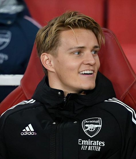 martin odegaard Martin Odegaard Boyfriend Material, Martin Odegaard, Good Morning People, Martin Ødegaard, Men's Short Hair, مانشستر سيتي, Soccer Guys, International Football, Football Boys