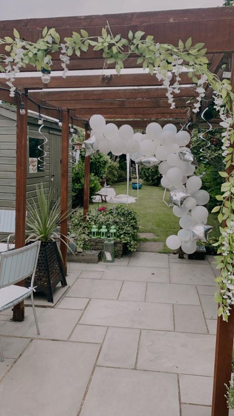 Wedding Balloon Decorations Outdoor, Backyard Balloon Decorations, Balloon Arch Outside, Outdoor Balloon Arch, White Garden Party, White Party Decor, Engagement Party Balloons, Garden Engagement Party, White Balloon Arch