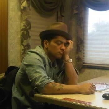 "Sleeping On The Job" (V.S.) Gangster Pose, Bruno Mars Funny, Bruno Mars Videos, Mars Pictures, Nighty Night, Bruno Mars, Pop Rock, Famous People, Good Music