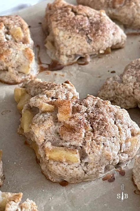 apple pie scones Apple Pie Scones, Apple Scones Recipe, Apple Cinnamon Scones Recipe, Apple Cinnamon Scones, Cinnamon Scones Recipe, Apple Scones, Scone Recipes, Cinnamon Scones, Scones Easy