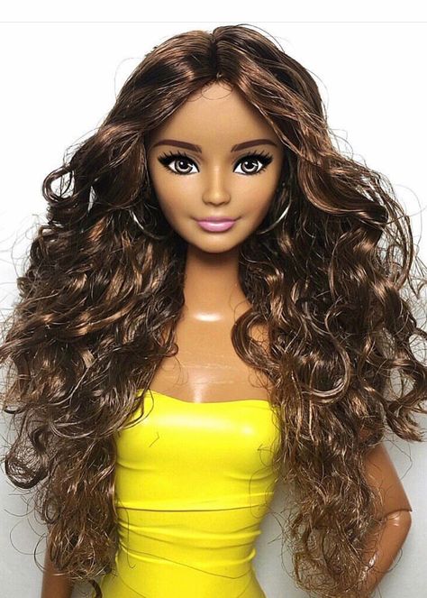 Barbie With Curly Hair, Brown Hair Barbie Doll, Barbie Curly Hair, Beown Hair, Barbie Tutu, Ariana Grande Doll, Realistic Barbie, Making Wigs, Pelo Cafe