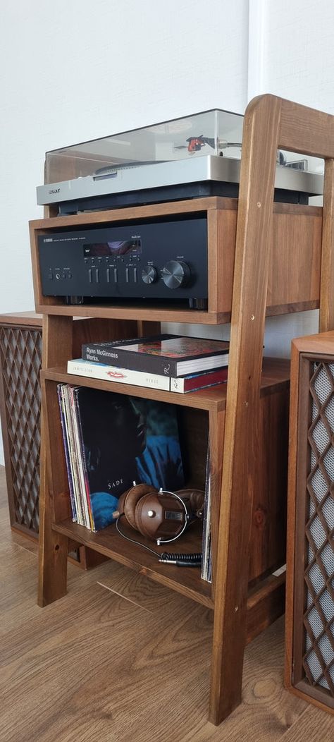 Turntable Furniture Diy, Record Player Furniture, Record Station, Record Player Storage, Colour Furniture, Vinyl Record Furniture, Vinyl Record Room, Lp Record Storage, Modern Wall Unit