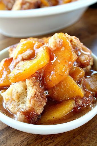 Peach Cobbler for Two by Kira A - Key Ingredient Triple Berry Cobbler, Fruit Cobbler Recipe, Decadent Cheesecake, Fresh Peach Cobbler, Southern Peach Cobbler, Pinterest Food, Cobbler Topping, Berry Cobbler, Heath Bars