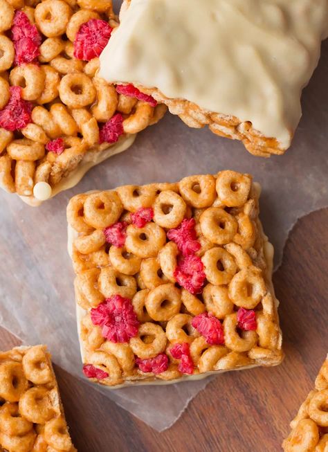 Healthy DIY Berry Cereal Bars Cereal Bars Homemade, Peanut Butter Cereal Bars, Cereal Bars Recipes, Breakfast Cereal Bars, Homemade Cereal, Marshmallow Bars, Chocolate Covered Katie, Flours Banana Bread, Healthy Cereal