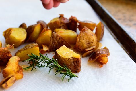 Sometimes you just need to throw potatoes in a pot and fry them. You just do. But in all my experience with frying potatoes through the years, I’ve found that simply throwing them (however vi… Fried Potatoes Recipe, Potato Skin, Rosemary Garlic, Potato Sides, Garlic Fries, Fried Potatoes, Vegetable Salad, Pioneer Woman, Winter Food