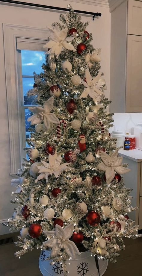 Christmas Tree With Florals, Christmas Trees With Flowers, Trees With Flowers, Flowering Trees, Christmas Trees, Dresser, Table Top, Trees, Christmas Tree