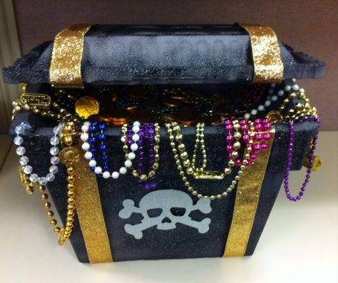 Pirate Themed Parade Float, Pirate Parade Float Ideas, Diy Pirate Treasure Chest, Diy Pirate Chest, Diy Pirate Decorations, Treasure Box Diy, Diy Pirate Treasure, Treasure Costume, Treasure Chest Diy