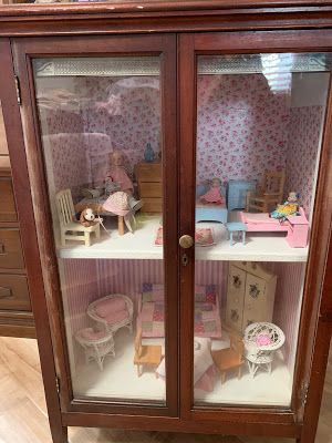 I always wanted a cabinet dollhouse so I'm staring one myself Dollhouse In Cabinet, Apartment Dollhouse, Doll House Cabinet, Curio Cabinet Makeover, Antique Radio Cabinet, Small Curio Cabinet, Cabinet Dollhouse, Circle Ideas, Dollhouse Cabinet