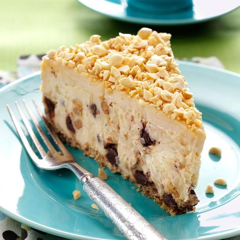 The first time I served this peanut butter cheesecake recipe, my friends all went wild over it. They were surprised when I told them the crust is made of pretzels. The pairing of sweet and salty, creamy and crunchy, plus peanut butter and chocolate, left everyone asking for another slice. —Lois Brooks, Newark, Delaware Peanut Butter Cheesecake Recipes, Peanut Butter Cream Cheese, Peanut Butter Cream, The Cheesecake Factory, Peanut Butter Cheesecake, Peanut Butter Desserts, Cheesecake Factory, Peanut Butter Recipes, Cheesecake Recipe