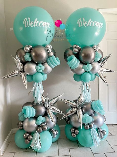 Chrome Balloons Decorations, Crazy Balloon Columns, Crazy Balloon Tower, Unique Balloon Columns, Column Balloon Design, Winter Balloon Decorations, Balloon Graduation Decorations, Column Balloons Ideas, Ballon Columns Ideas