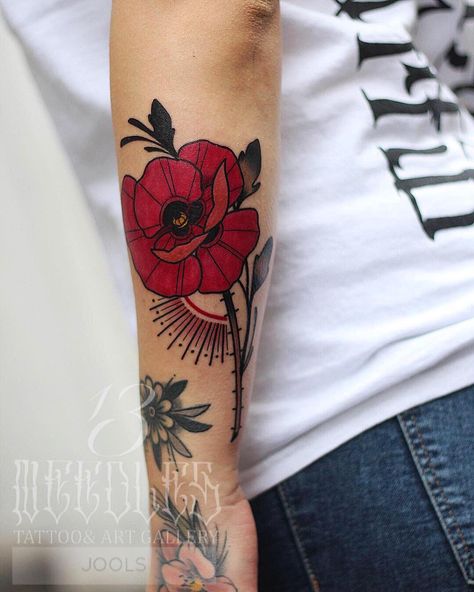 American Traditional Flower Tattoo Sleeve, Neo Traditional Poppy Tattoo, Neo Traditional Poppy, Poppy Tattoo Traditional, Botanical Tattoo Vintage, Neo Traditional Tattoos Flower, Traditional Poppy Tattoo, Poppy Tattoo Design, Koru Tattoo