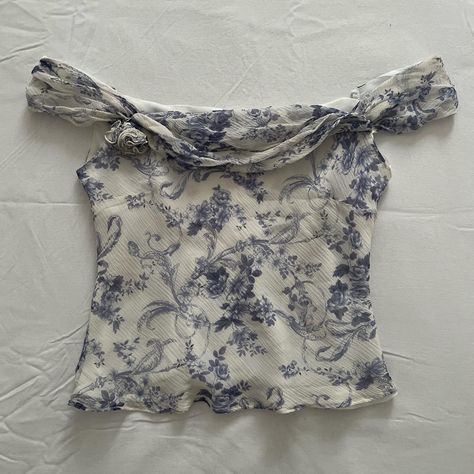 ୨ vintage blue & white floral top ୧‬ - Depop Vintage Tops Aesthetic, Cute Vintage Tops, Italian Vintage Tops, Delicate Tops, H2o Fashion, Depop Clothes, Vintage Lace Top, Vintage Floral Top, Downtown Outfits