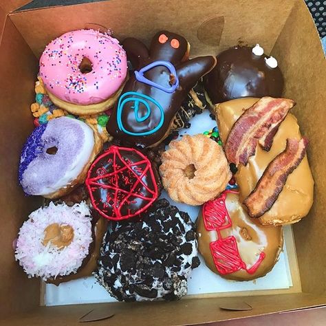 Voodoo Donuts, Voodoo Doughnut, Coffee Photos, Bakery Desserts, Donut Shop, Food Drawing, Aesthetic Food, Good Eats, Donuts