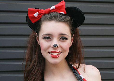 Follow this tutorial for Minnie Mouse makeup. Minnie Mouse Kostüm, Mouse Makeup, Cartoon Halloween Costumes, Ideas Maquillaje, Character Halloween Costumes, Halloween Make-up Looks, Tv Cartoon, Mouse Halloween, Minnie Mouse Costume