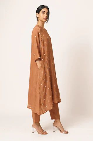 Chanderi Kurta Set Chanderi Kurta Designs, Kurta Patterns, Kurta Set For Women, Straight Kurta, Embroidered Neckline, Fashion App, Kurta Designs, Kurta Set, Pant Set