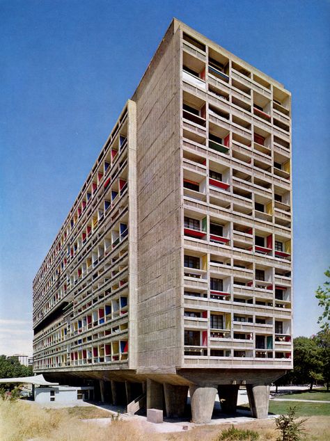 Unité d'Habitation, Marseille, France - Le Corbusier 1952 Ronchamp Le Corbusier, Brutalist House, Corbusier Architecture, Architecture Cool, Le Corbusier Architecture, Villa Savoye, Brutalism Architecture, Walter Gropius, Santiago Calatrava